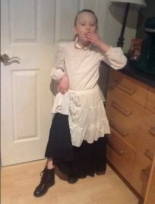 Πιτσιρίκα πάει σχολείο φορώντας κάθε μέρα κι ένα διαφορετικό κοστούμι διάσημων γυναικών [εικόνες] | iefimerida.gr 0