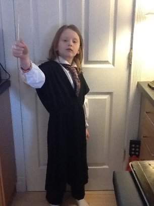 Πιτσιρίκα πάει σχολείο φορώντας κάθε μέρα κι ένα διαφορετικό κοστούμι διάσημων γυναικών [εικόνες] | iefimerida.gr 4