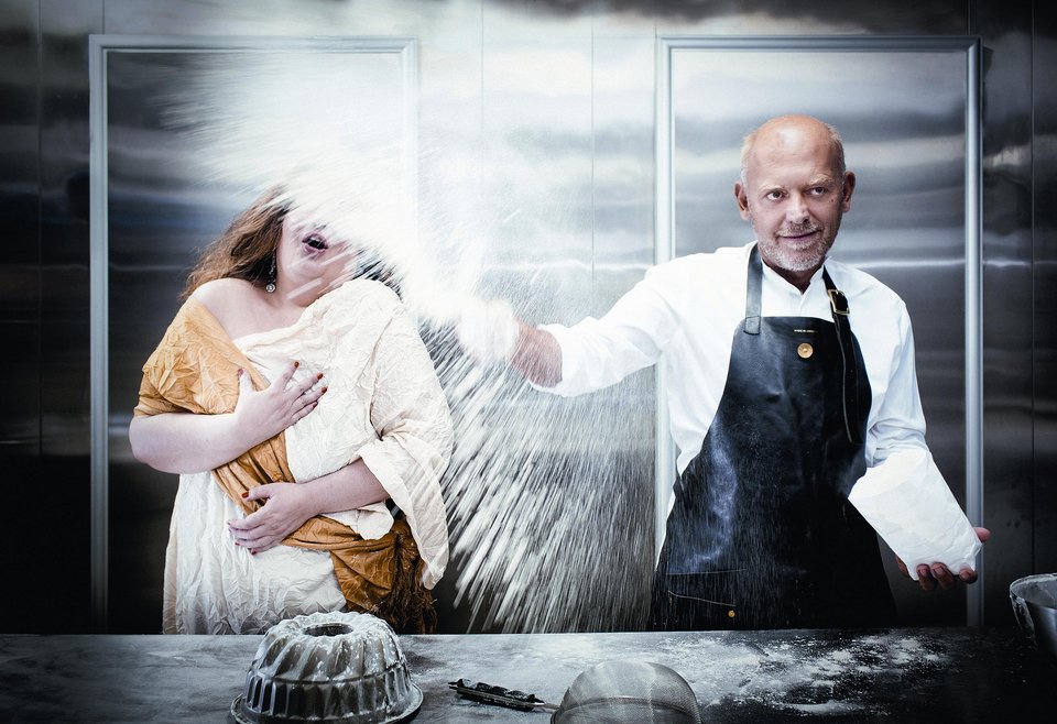 Ο Στέλιος Παρλιάρος συναντά την τηλεμαγείρισσα Τζούλια Τσάιλντ σε μια πρωτότυπη όπερα [εικόνες] | iefimerida.gr 2