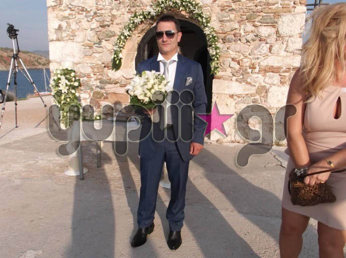 Παντρεύτηκε η Στέλλα Μπεζαντάκου - Το γοργονέ νυφικό και η λευκή άμαξα [εικόνες] | iefimerida.gr 2