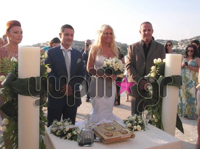 Παντρεύτηκε η Στέλλα Μπεζαντάκου - Το γοργονέ νυφικό και η λευκή άμαξα [εικόνες] | iefimerida.gr 0