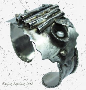 Μουσείο Υδροκίνησης Δημητσάνας: Eκθεση κοσμήματος σε ένα συναρπαστικό τοπίο [εικόνες] | iefimerida.gr 2