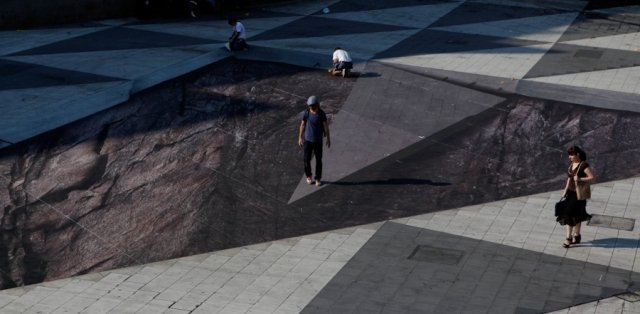 Ανοιξε η Γη κάτω από τα πόδια τους -Απίστευτη οφθαλμαπάτη σε πλατεία στη Στοκχόλμη [εικόνες&βίντεο] | iefimerida.gr 0