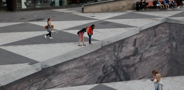 Ανοιξε η Γη κάτω από τα πόδια τους -Απίστευτη οφθαλμαπάτη σε πλατεία στη Στοκχόλμη [εικόνες&βίντεο] | iefimerida.gr 1