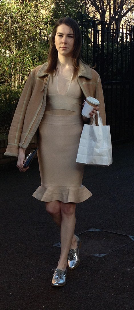 Δημοσιογράφος έζησε μια εβδομάδα όπως η Καρντάσιαν: Κυκλοφορούσε χωρίς εσώρουχα, με σέξι ρούχα [εικόνες] | iefimerida.gr 17