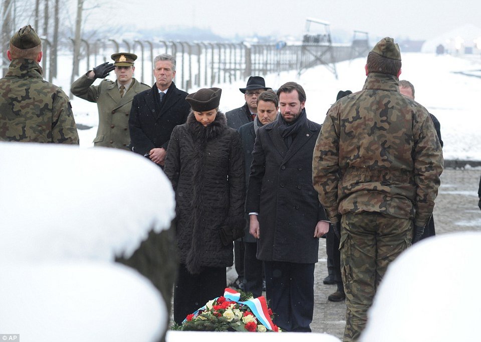 Oι επιζήσαντες του Αουσβιτς πέρασαν ξανά την πύλη του στρατοπέδου [εικόνες] | iefimerida.gr 23