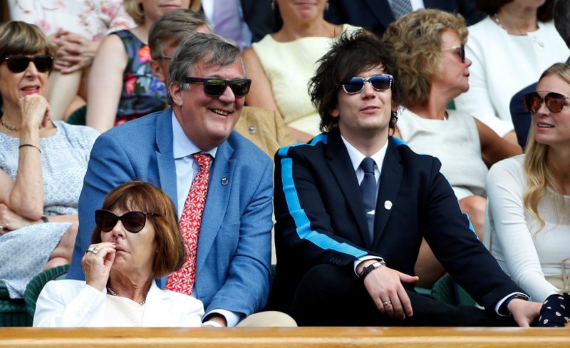 Ο Στίβεν Φράι αποκάλυψε πως πάσχει από καρκίνο – Η συγκινητική του εξομολόγηση [βίντεο] | iefimerida.gr 1