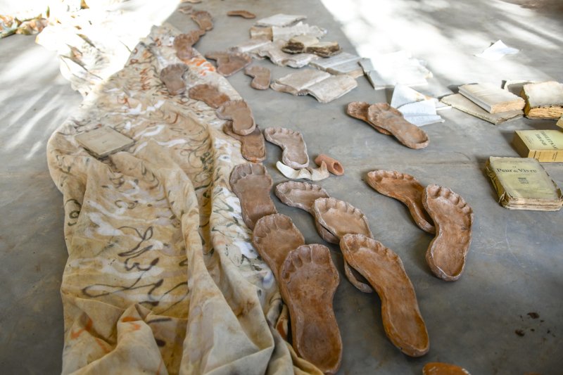 Φθαρμένα ξύλα και μέταλλα πλάι σε παλαιωμένα, με τσάι και καφέ, χειρόγραφα του Καβάφη [εικόνες] | iefimerida.gr 3