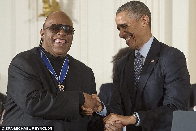 Μέριλ Στριπ, Στίβι Γουόντερ και Ιζαμπέλ Αλιέντε βραβεύτηκαν από τον Ομπάμα με το Μετάλλιο της Ελευθερίας [βίντεο & εικόνες] | iefimerida.gr 4