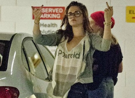 Η Κρίστεν Στιούαρτ διδάσκει: Πώς να υψώσετε το μεσαίο δάχτυλο με 7 τρόπους [εικόνες] | iefimerida.gr 0