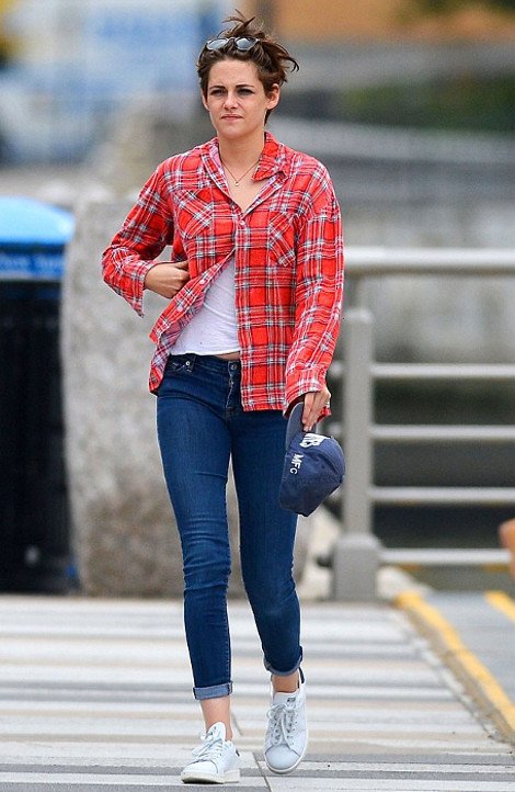 Η Κρίστεν Στιούαρτ κυκλοφορεί καμουφλαρισμένη σε «άνδρα» [εικόνες] | iefimerida.gr 1