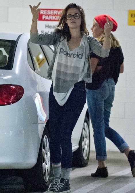 Η Κρίστεν Στιούαρτ διδάσκει: Πώς να υψώσετε το μεσαίο δάχτυλο με 7 τρόπους [εικόνες] | iefimerida.gr 1