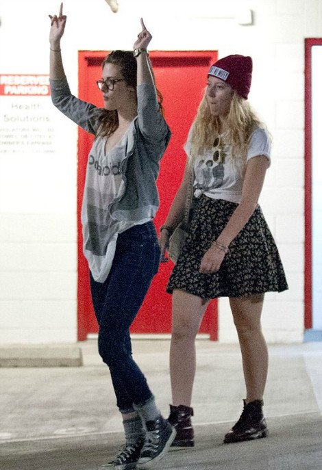 Η Κρίστεν Στιούαρτ διδάσκει: Πώς να υψώσετε το μεσαίο δάχτυλο με 7 τρόπους [εικόνες] | iefimerida.gr 2