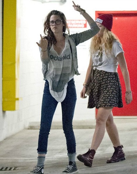 Η Κρίστεν Στιούαρτ διδάσκει: Πώς να υψώσετε το μεσαίο δάχτυλο με 7 τρόπους [εικόνες] | iefimerida.gr 3