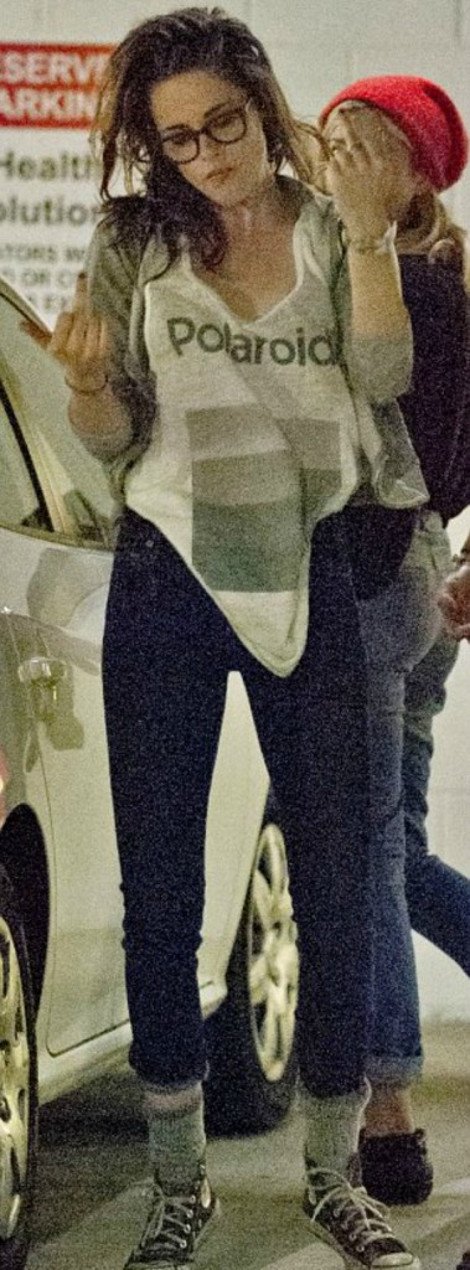 Η Κρίστεν Στιούαρτ διδάσκει: Πώς να υψώσετε το μεσαίο δάχτυλο με 7 τρόπους [εικόνες] | iefimerida.gr 4