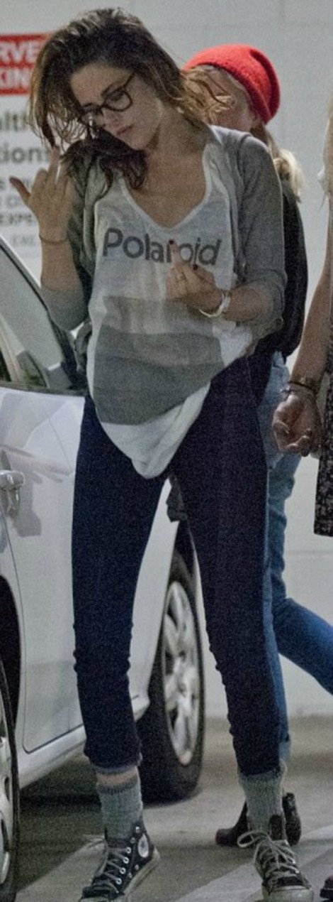 Η Κρίστεν Στιούαρτ διδάσκει: Πώς να υψώσετε το μεσαίο δάχτυλο με 7 τρόπους [εικόνες] | iefimerida.gr 5