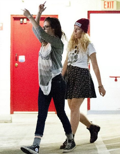 Η Κρίστεν Στιούαρτ διδάσκει: Πώς να υψώσετε το μεσαίο δάχτυλο με 7 τρόπους [εικόνες] | iefimerida.gr 6