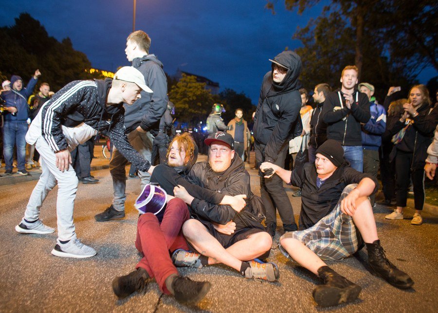 Αμβούργο: Με αντλίες νερού και δακρυγόνα διαλύθηκαν συγκεντρώσεις κατά του G20 [εικόνες] | iefimerida.gr 0