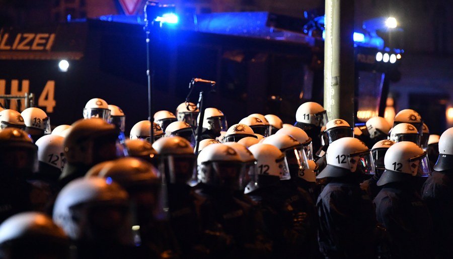 Αμβούργο: Με αντλίες νερού και δακρυγόνα διαλύθηκαν συγκεντρώσεις κατά του G20 [εικόνες] | iefimerida.gr 4