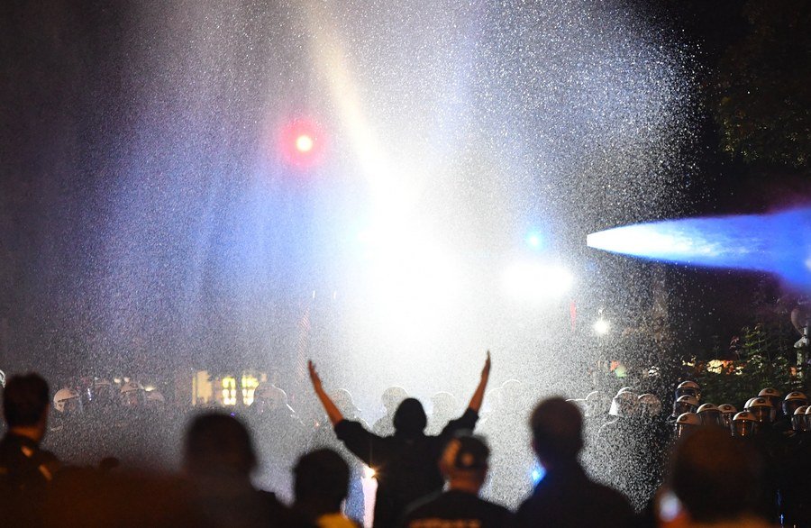 Αμβούργο: Με αντλίες νερού και δακρυγόνα διαλύθηκαν συγκεντρώσεις κατά του G20 [εικόνες] | iefimerida.gr 3