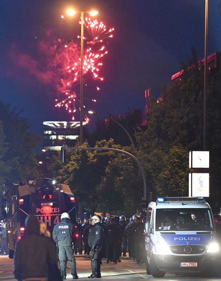Αμβούργο: Με αντλίες νερού και δακρυγόνα διαλύθηκαν συγκεντρώσεις κατά του G20 [εικόνες] | iefimerida.gr 5