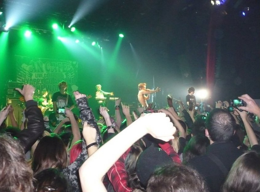 Τι θυμάμαι από το Μπατακλάν: Οι Γάλλοι ξορκίζουν το κακό με καλές αναμνήσεις [εικόνες] | iefimerida.gr 3