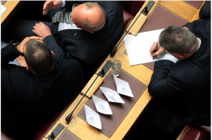 Χάρτινα καραβάκια και σαΐτες έκαναν οι βουλευτές της Χρυσής Αυγής στην επιτροπή της Βουλής [εικόνες] | iefimerida.gr 2