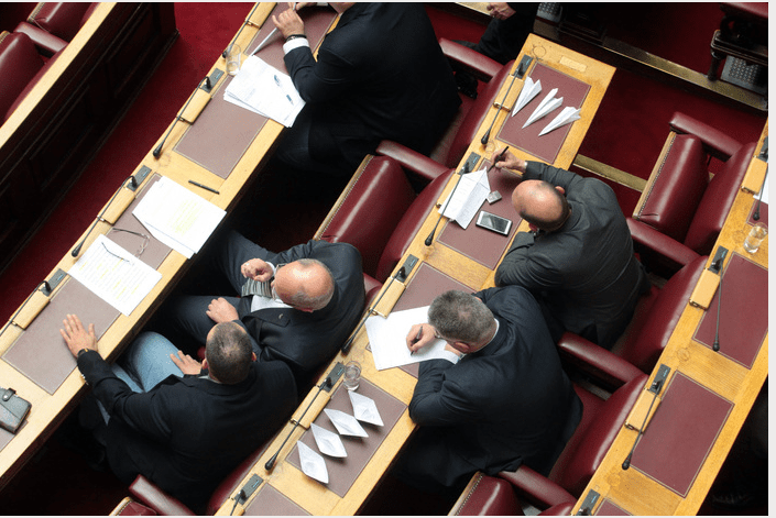 Χάρτινα καραβάκια και σαΐτες έκαναν οι βουλευτές της Χρυσής Αυγής στην επιτροπή της Βουλής [εικόνες] | iefimerida.gr 1
