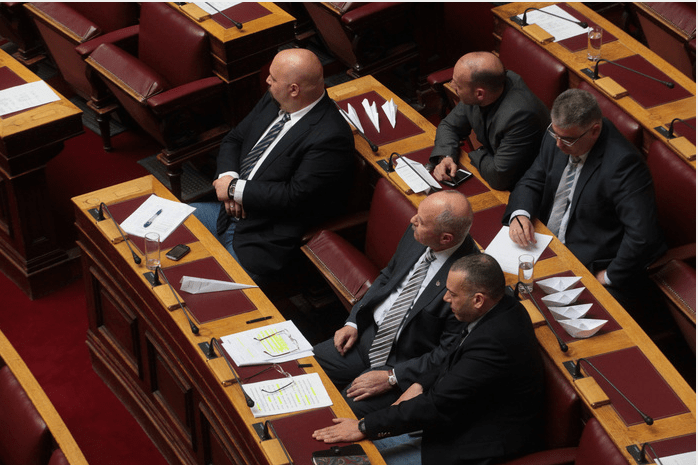 Χάρτινα καραβάκια και σαΐτες έκαναν οι βουλευτές της Χρυσής Αυγής στην επιτροπή της Βουλής [εικόνες] | iefimerida.gr 0