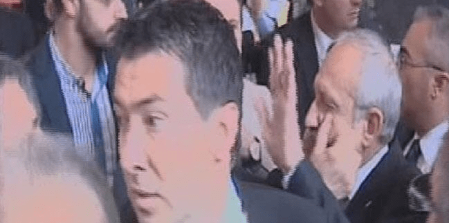 Πανικός: Γρονθοκόπησαν τον αρχηγό της τουρκικής αντιπολίτευσης μέσα στη Βουλή | iefimerida.gr 0