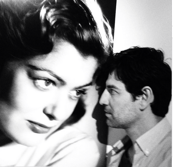 O Σάκης Ρουβάς μάλλον ξέχασε τα γυαλιά μυωπίας – Η ανεξήγητη φωτογραφία του στο Μουσείο Μπενάκη [εικόνα] | iefimerida.gr 0