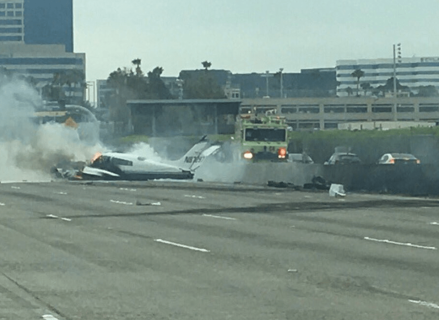 Αεροπλάνο έπεσε σε αυτοκινητόδρομο της Καλιφόρνια [εικόνες & βίντεο] | iefimerida.gr 1