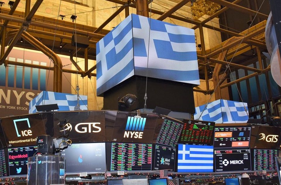 Η Ελληνική σημαία απεικονίζοντας στις γιγαντοοθόνες του Χρηματιστηρίου κατά τη διάρκεια της συνεδρίασης