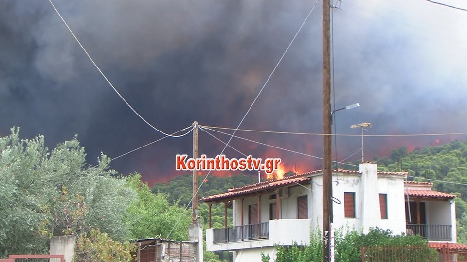 Δύσκολη νύχτα στο Ρυτό Κορινθίας -Μεγάλη πυρκαγιά απειλεί σπίτια, εκκενώθηκε κατασκήνωση [εικόνες & βίντεο] | iefimerida.gr 0