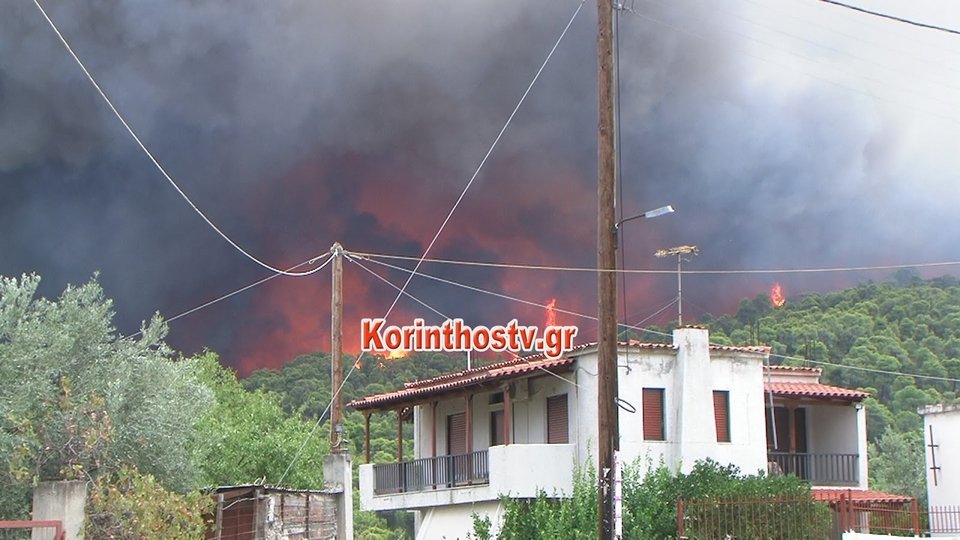 Δύσκολη νύχτα στο Ρυτό Κορινθίας -Μεγάλη πυρκαγιά απειλεί σπίτια, εκκενώθηκε κατασκήνωση [εικόνες & βίντεο] | iefimerida.gr 1