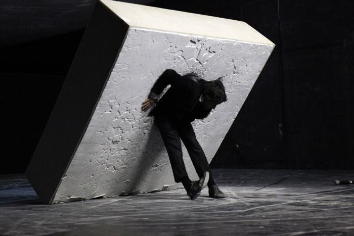 Ο Παπαϊωάννου επιστρέφει με επίμονα υπαρξιακά ερωτήματα [εικόνες] | iefimerida.gr 2