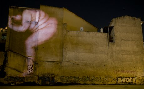 Στοπ στη Στέγη Γραμμάτων και Τεχνών για την προβολή ολόγυμνων γιγάντων σε τοίχους της πλατείας Κλαυθμώνος -Καταγγελίες για το έργο του Verdonck | iefimerida.gr 0