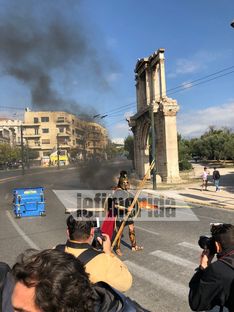 Ο Αρχαίος Ελληνας ποζάρει στους φωτογράφους