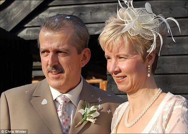 Η γυναίκα που πλήρωσε την ισότητα -Εδωσε διατροφή στον χρυσοθήρα άντρα της 300.000 [εικόνες] | iefimerida.gr 0