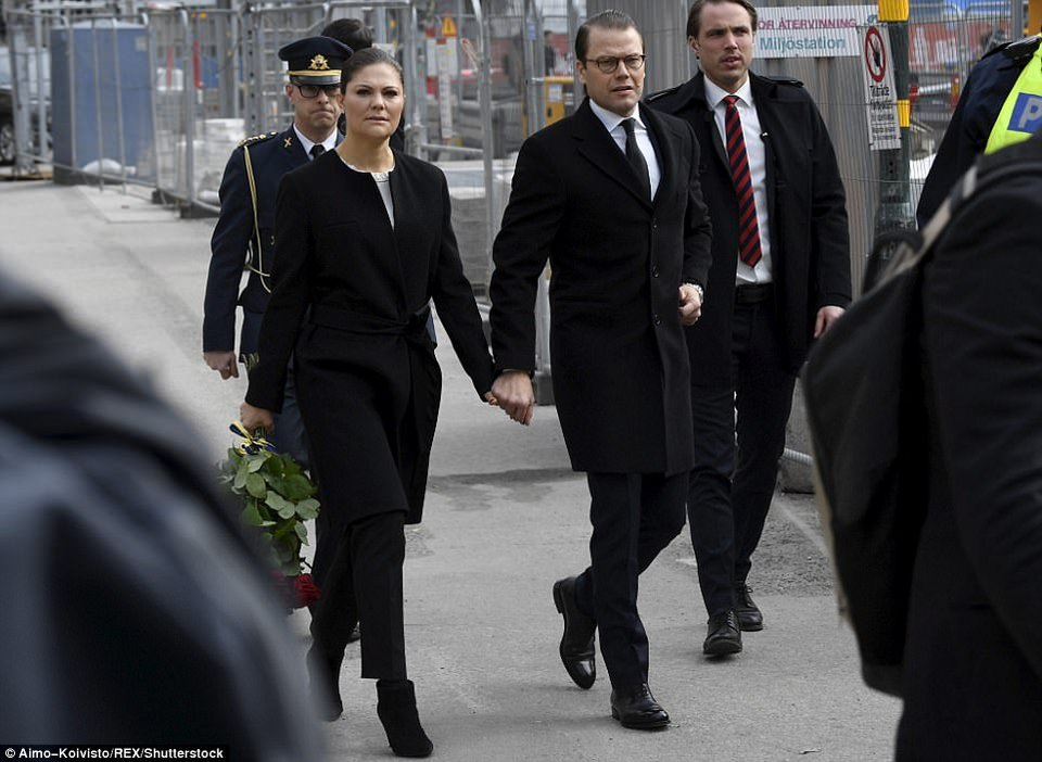 Λύγισε η Πριγκίπισσα Βικτόρια στο σημείο της επίθεσης στην Στοκχόλμη- Ξέσπασε σε κλάματα [βίντεο] | iefimerida.gr 1