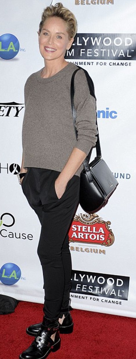 Μόνο η Σάρον Στόουν στα 56 της μπορεί να ακτινοβολεί φορώντας ρούχα έφηβης [εικόνες] | iefimerida.gr 1