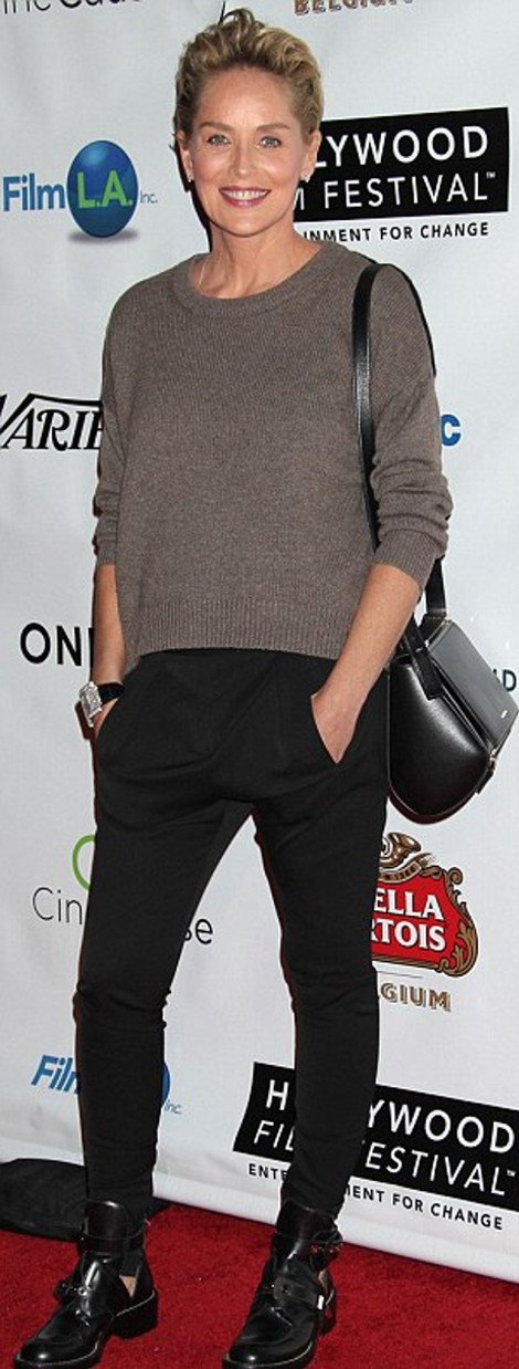 Μόνο η Σάρον Στόουν στα 56 της μπορεί να ακτινοβολεί φορώντας ρούχα έφηβης [εικόνες] | iefimerida.gr 2