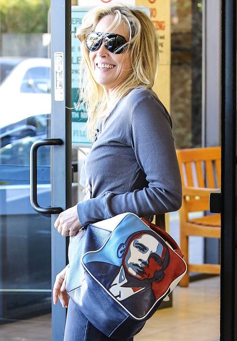 Η Σάρον Στόουν στηρίζει τον Ομπάμα με το δικό της μοναδικό στυλ [εικόνα] | iefimerida.gr 0