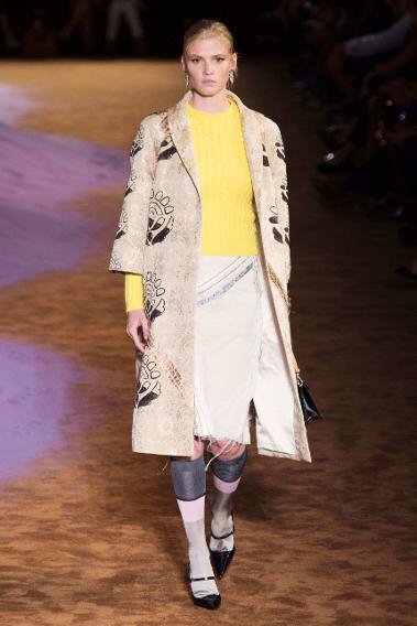 Οι 30άρες πατάνε πόδι -Ανεβαίνουν στην πασαρέλα και κάνουν... σκόνη τις πιτσιρίκες [εικόνες] | iefimerida.gr 3