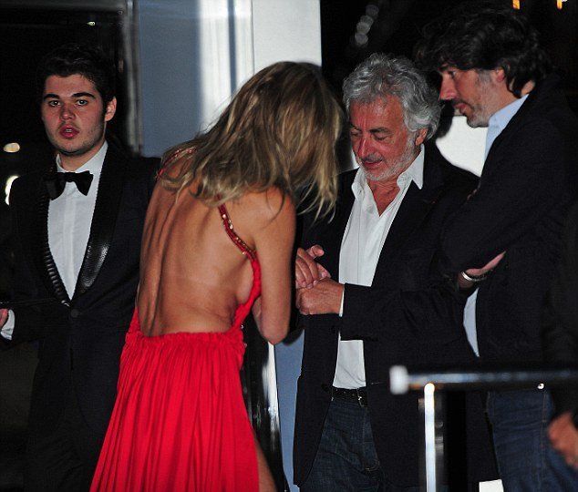 Αποθεώθηκε στις Κάννες το μπούστο και το βαθύ σκίσιμο της Σάρον Στόουν [εικόνες]  | iefimerida.gr 5