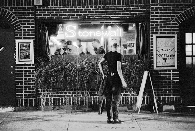 Τα επεισόδια του Stonewall γίνονται ταινία: Η πρώτη επανάσταση υπέρ των ομοφυλόφιλων στον κόσμο [εικόνες] | iefimerida.gr 1