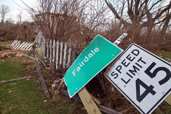 Φονικοί τυφώνες σαρώνουν το Σικάγο - Ενας νεκρός και δεκάδες τραυματίες [εικόνες & βίντεο] | iefimerida.gr 1