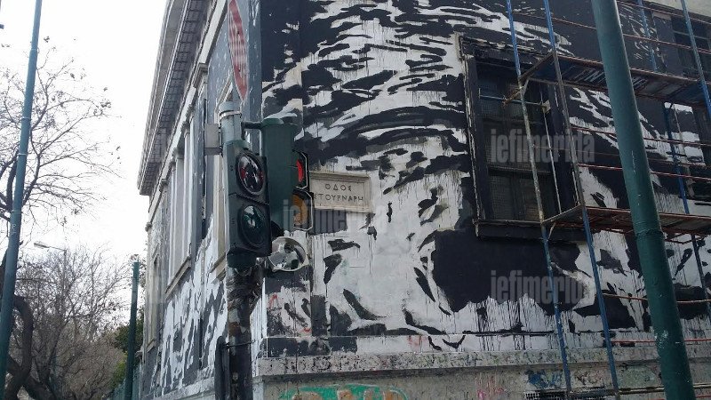 Χάος στο Πολυτεχνείο: Κουκουλοφόροι αναποδογύρισαν αυτοκίνητα, τα πυρπόλησαν, έσπασαν τρόλεϊ [εικόνες] | iefimerida.gr 0