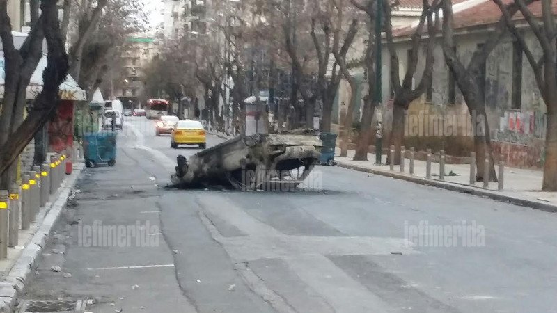 Χάος στο Πολυτεχνείο: Κουκουλοφόροι αναποδογύρισαν αυτοκίνητα, τα πυρπόλησαν, έσπασαν τρόλεϊ [εικόνες] | iefimerida.gr 4