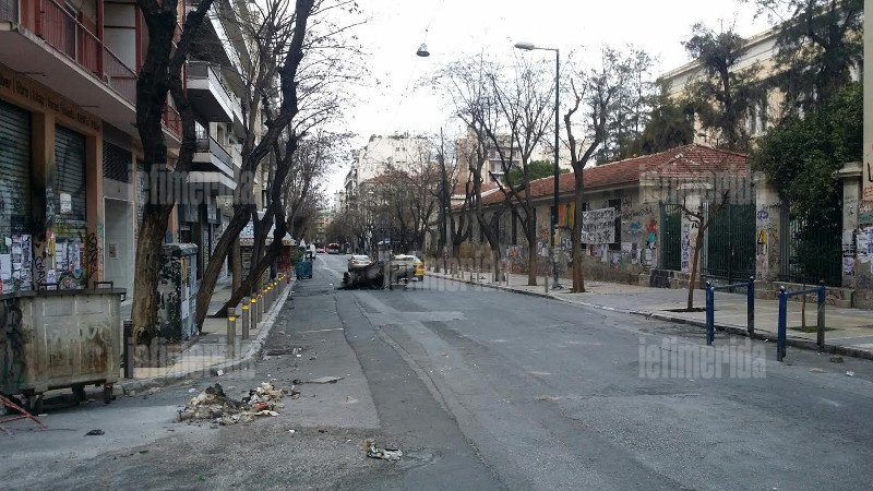 Χάος στο Πολυτεχνείο: Κουκουλοφόροι αναποδογύρισαν αυτοκίνητα, τα πυρπόλησαν, έσπασαν τρόλεϊ [εικόνες] | iefimerida.gr 5